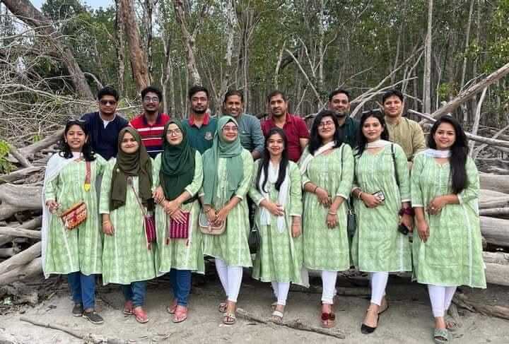 সুন্দরবনের ঘন ম্যানগ্রোভ বন